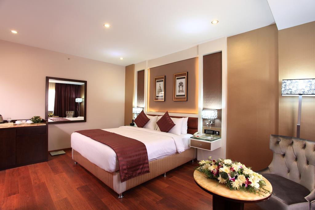 The Pgs Vedanta Hotel Kochi Room photo